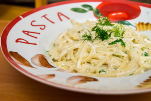 Pâtes alfredo crémeuses au romano et à l'aneth