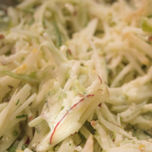 Salade de juliennes fruitées, vinaigrette au concombre