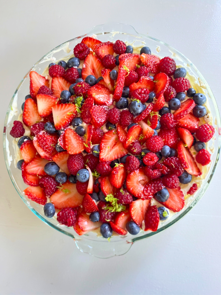 Tarte sans cuisson aux petits fruits du Québec et fromage à la crème